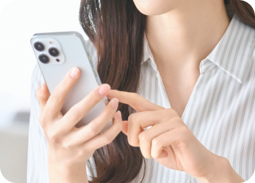 スマホを操作している女性のイメージ写真